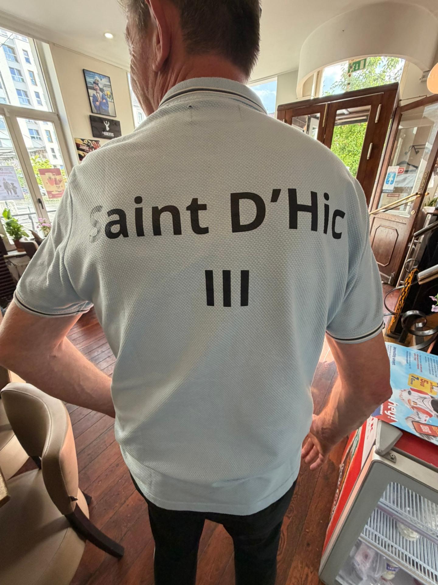 T-shirt de l'équipe du Saint d'Hic III porté dans la salle du restaurant