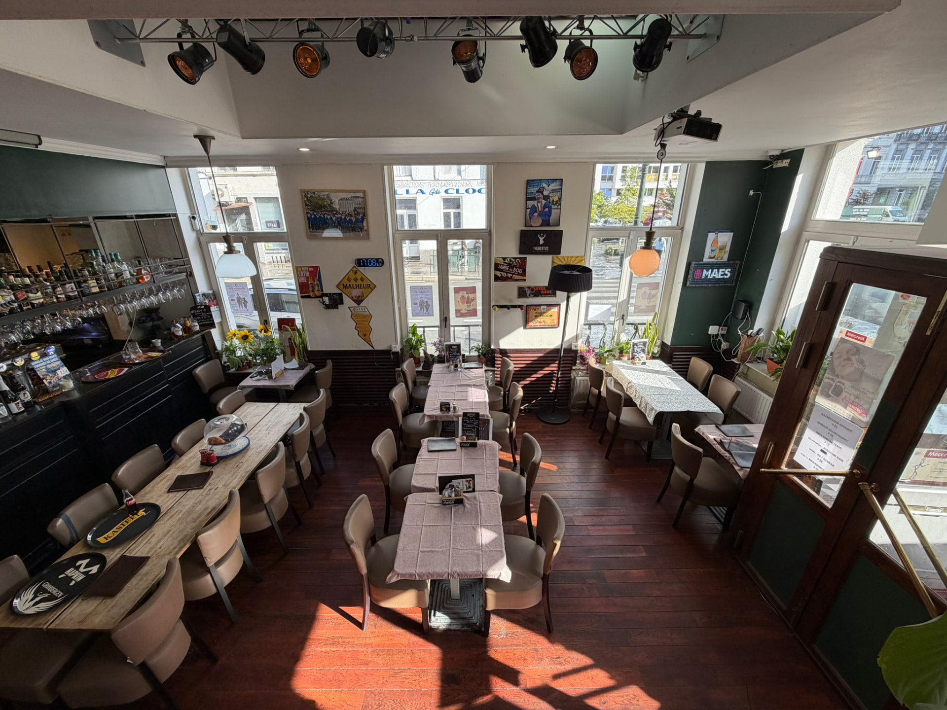 Salle principale du Saint d'Hic III avec ses tables, son bar et la lumière du matin