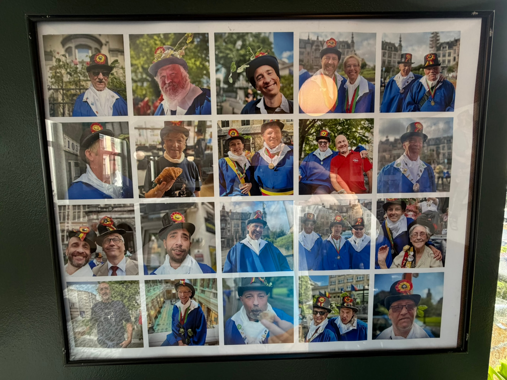 Photos des membres des Gardevils en costume bleu